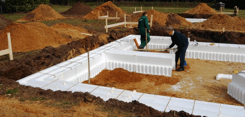 The price of a formwork made of expanded polystyrene, as a rule, is a determining factor when choosing it