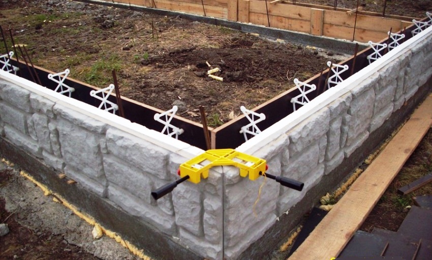 Often, tiles and artificial stone are used as formwork facing.