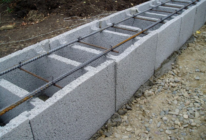 Arbolite includes two main components: wood chips and concrete