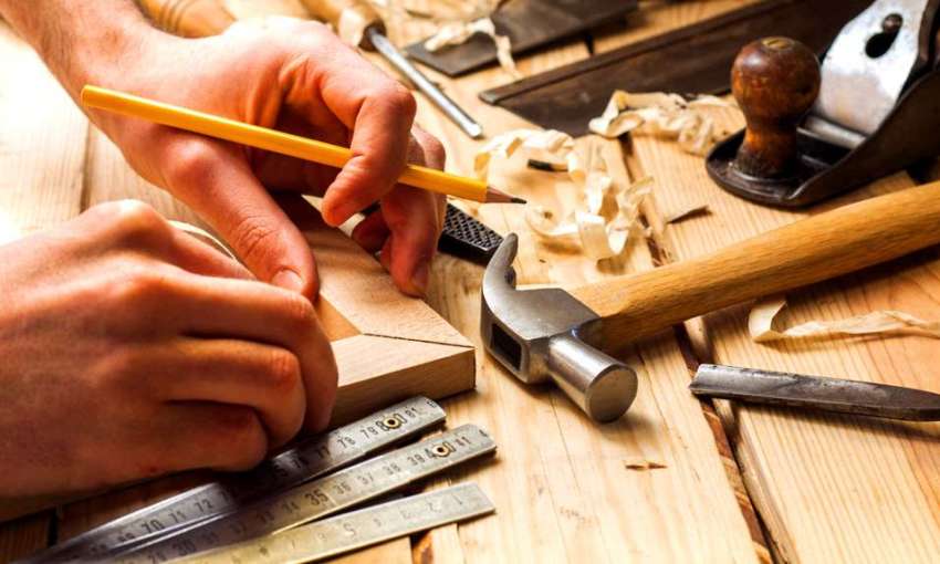 Before starting the installation of the interior door, you must prepare the appropriate tools