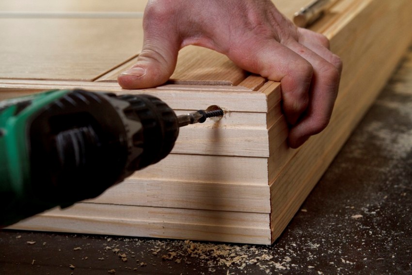 When assembling an interior door with your own hands, assembling a bow, using self-tapping screws, is a key step