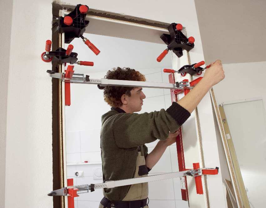 An important stage of installation is the installation of the door frame in the opening