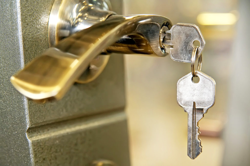 When choosing a lock, you should pay attention to the quality of the material of the device.