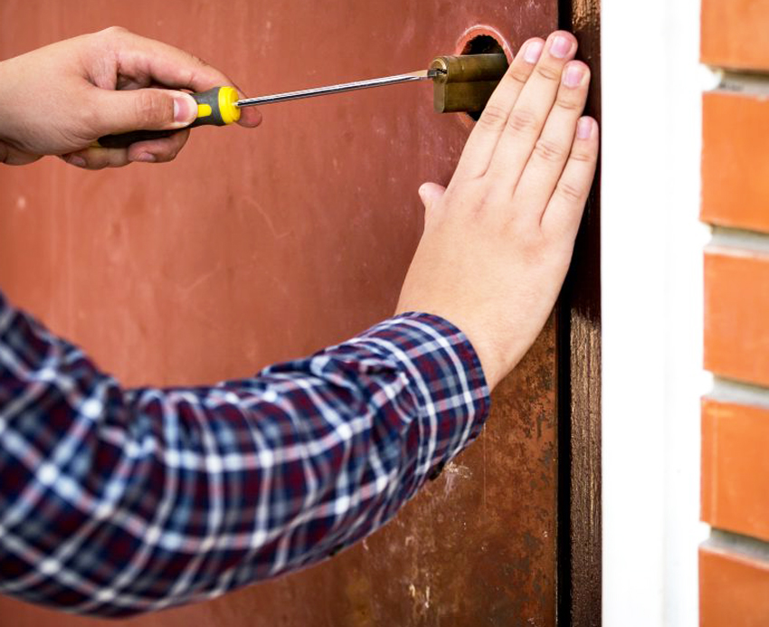 Depending on the type of breakdown, repair of the lock for a metal door can be done by hand or call a specialist