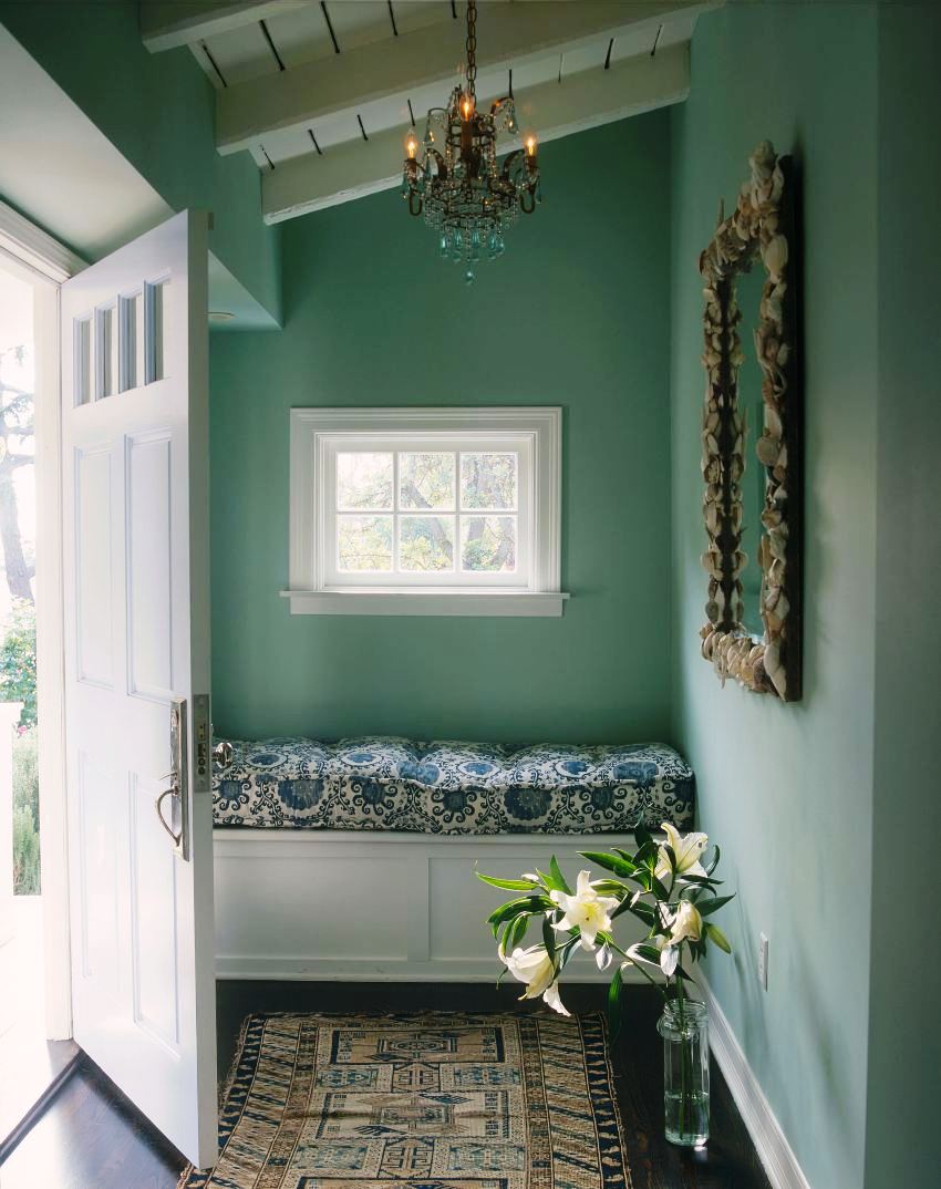 To decorate a small hallway, it is recommended to use no more than three shades