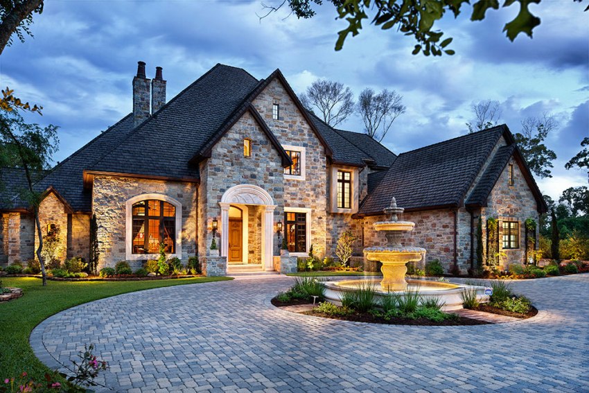 Une maison de style classique peut être aménagée en pierre naturelle, béton cellulaire, béton cellulaire, brique