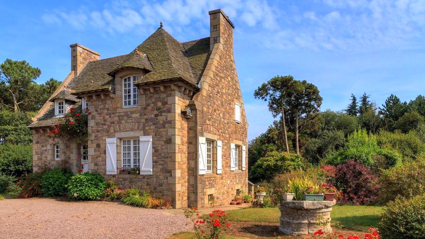 Dvorište kuće u stilu Provence trebalo bi izgledati prirodno, s učinkom zanemarivanja