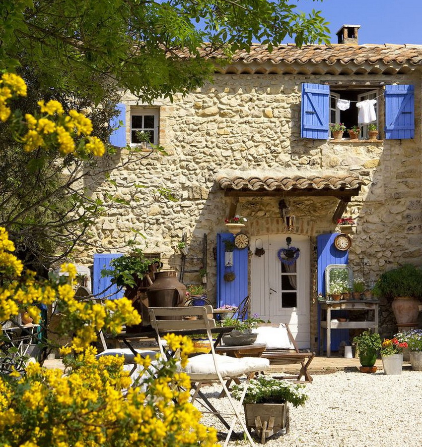 Izvodi se uređenje dvorišta kuće u stilu Provence, stvarajući izgled nereda