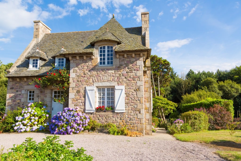 Kuće u stilu Provence obično se grade od prirodnih materijala - kamena, drveta, cigle