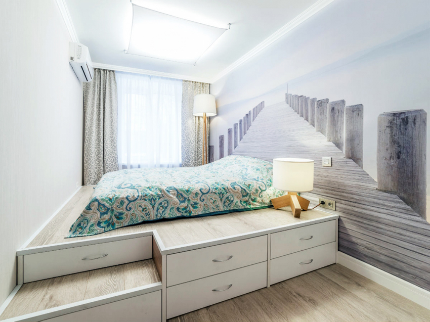 Pomoću podijumskog kreveta možete zonirati prostor u maloj sobi