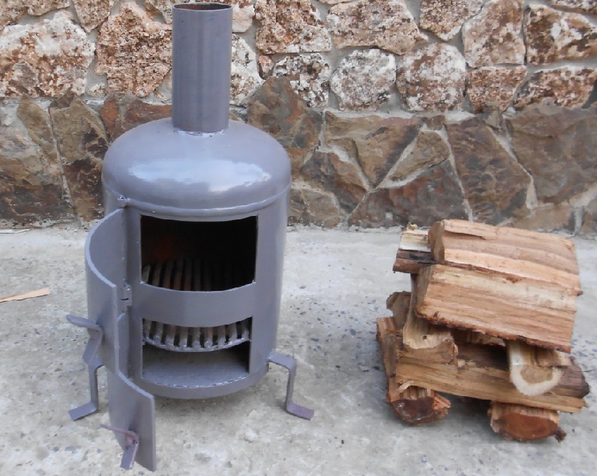 For the manufacture of a potbelly stove in the garage, a spent gas cylinder is suitable