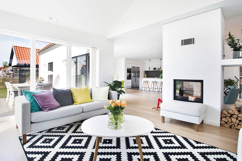 Kućni interijer u skandinavskom stilu koristi otvoreni tlocrt za većinu soba