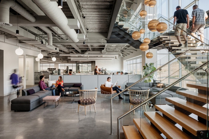 Stilul loft din spațiul de birou este potrivit pentru oamenii moderni care se disting printr-un caracter creativ și sunt angajați în profesii creative