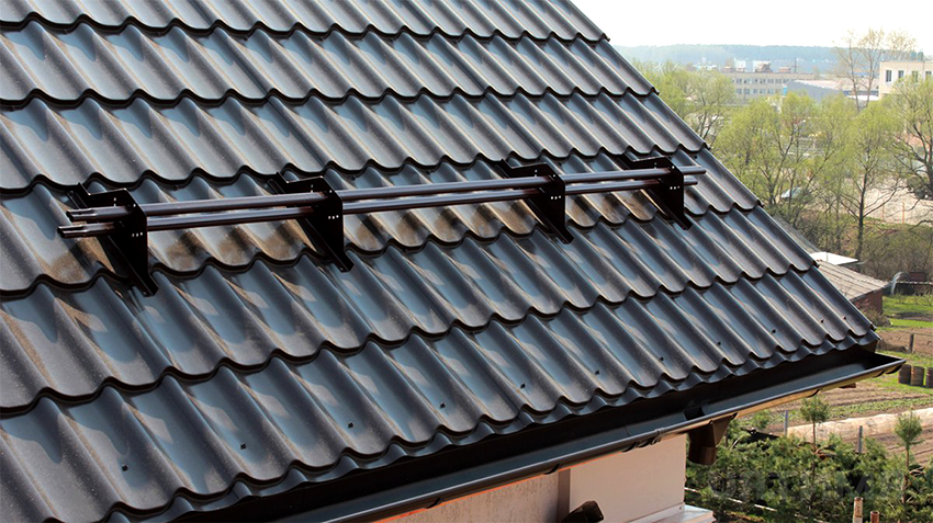 Metal tiles, slate, corrugated board, bituminous or ceramic tiles are suitable for the roof of a house made of gas blocks.