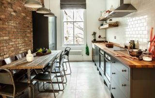 Køkkensæt til små køkkener: hemmeligheder bag pladsoptimering