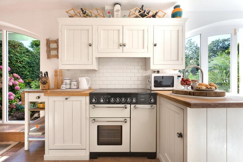 Kada uređujete malu kuhinju, trebali biste se oslanjati ne samo na veličinu sobe, već i na karakteristike kuhinjskog seta