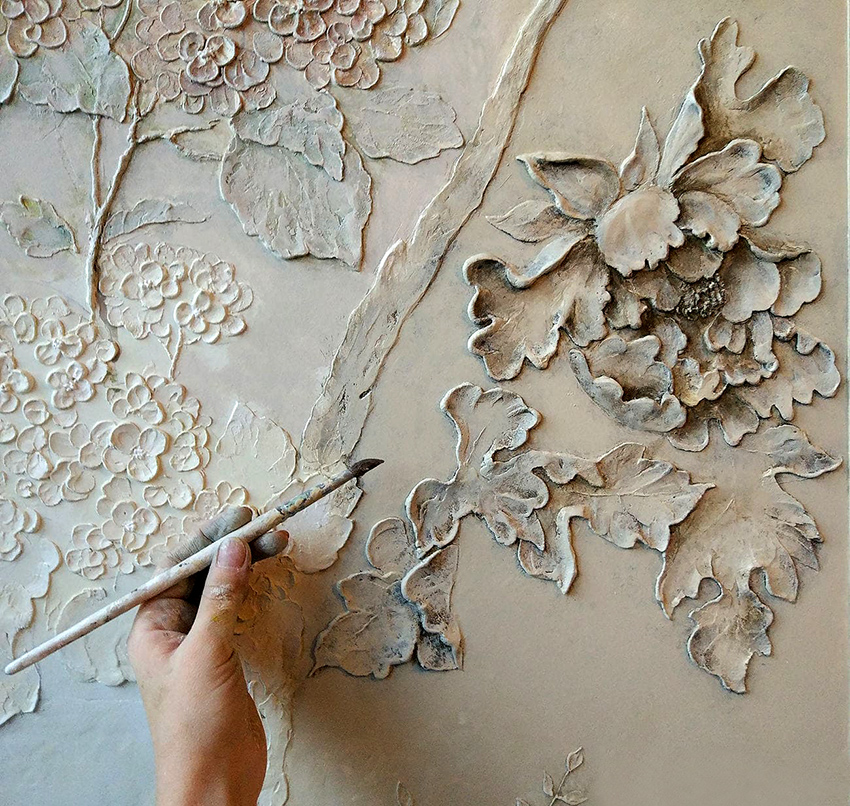 The free cast method is used to create flower bas-reliefs