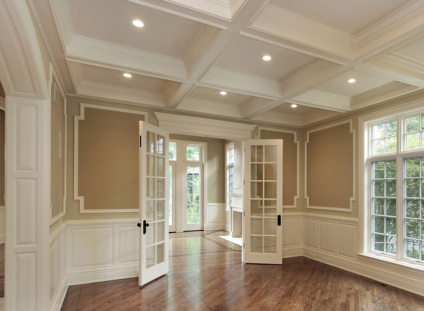 Moldings help very skillfully hide imperfections on the walls