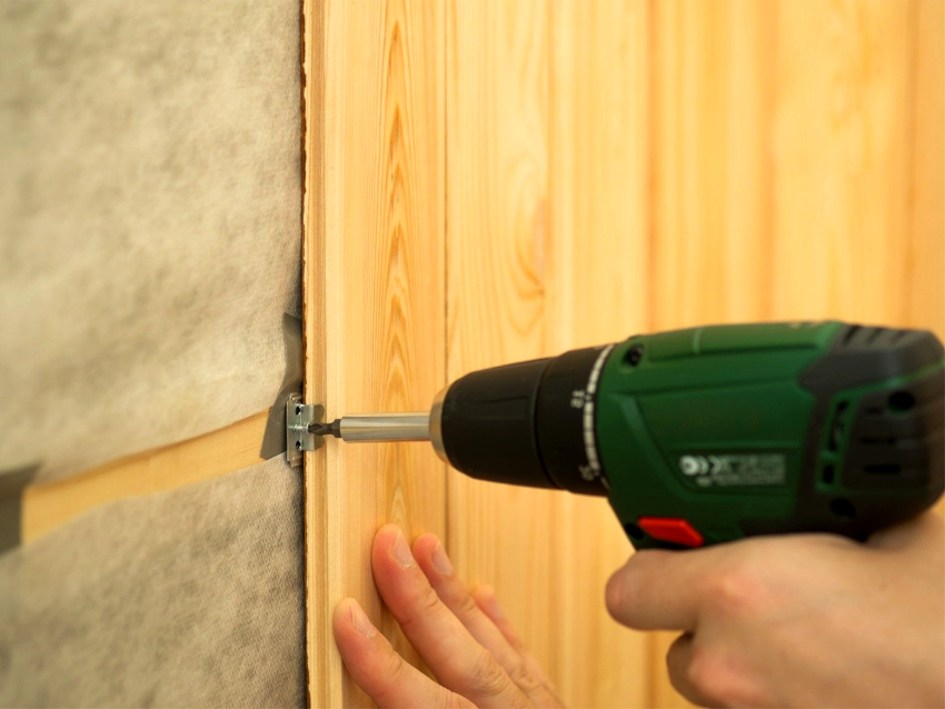 The installation of the lining is carried out using nails or special fasteners