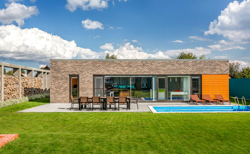 A modern one-story brick house is a great solution for a small family