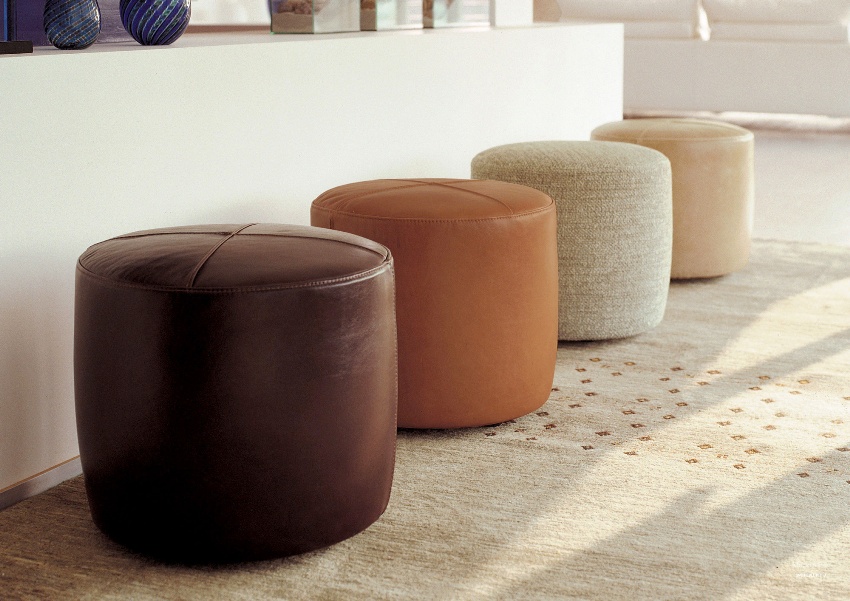The body of ottomans can be made from a variety of materials, most often starting from the stylistic direction of the room