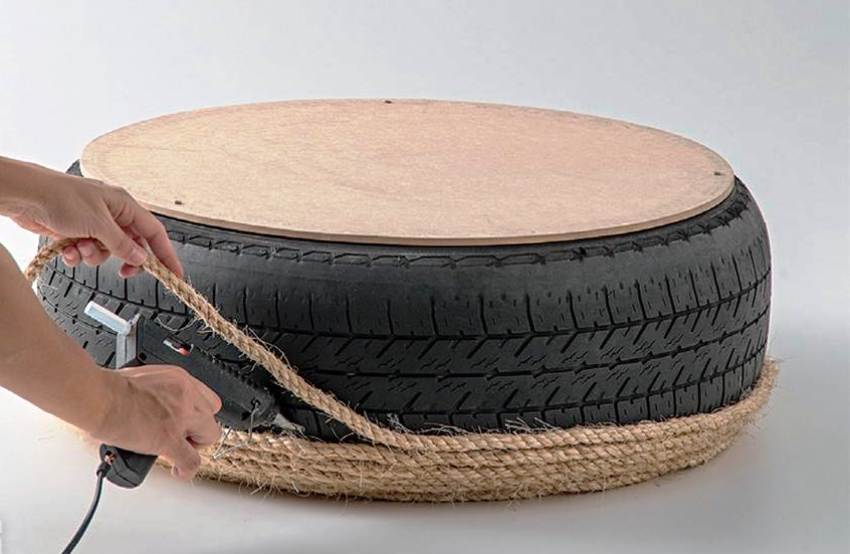 Po vyříznutí listu překližky na základě obrysu pneumatiky a jeho připevnění musíte položit motouz ve tvaru