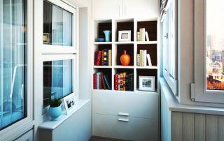Wardrobe on the balcony: a guarantee of ergonomics and functionality in the room