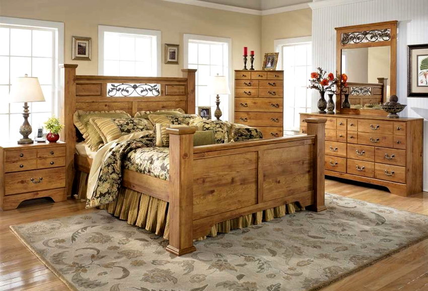 Glavni elementi namještaja za spavaću sobu u stilu zemlje - krevet i komode, trebali bi biti izrađeni od drveta