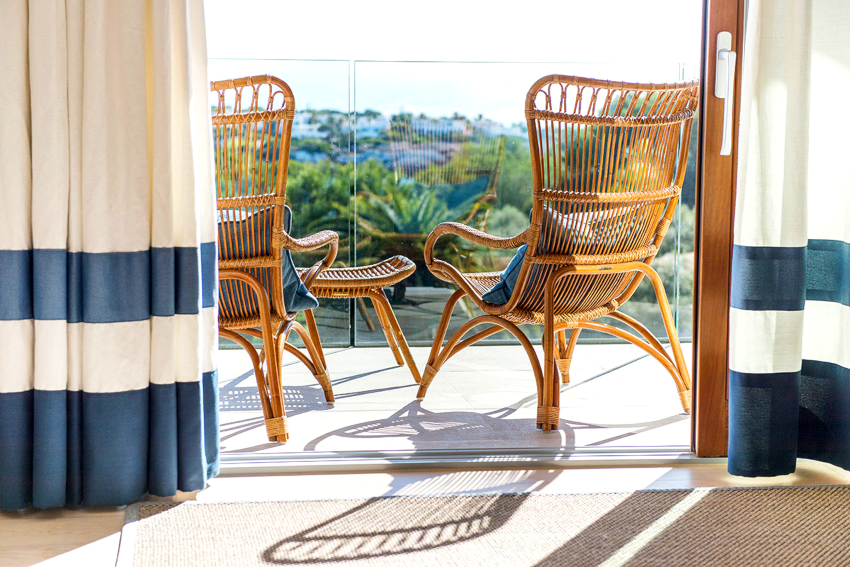 Na otevřených balkonech se doporučuje instalovat ratanový proutěný nábytek, plastový nebo kovový