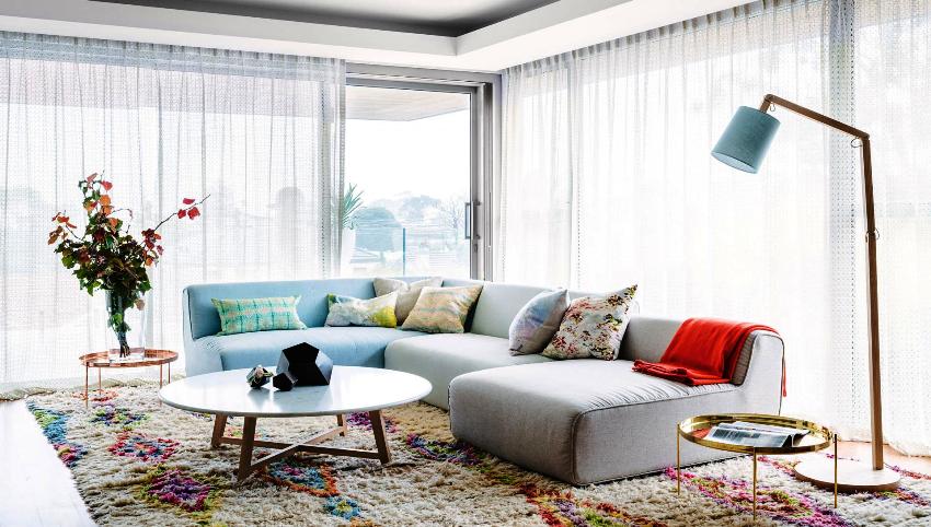 U modernoj dnevnoj sobi sofe se najčešće koriste kao jednodijelni ili modularni dizajni koji omogućuju maksimalno sjedenje.