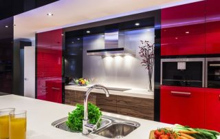 Dapur merah: terang dan menarik, sesuai untuk orang yang bertenaga dan bersosial