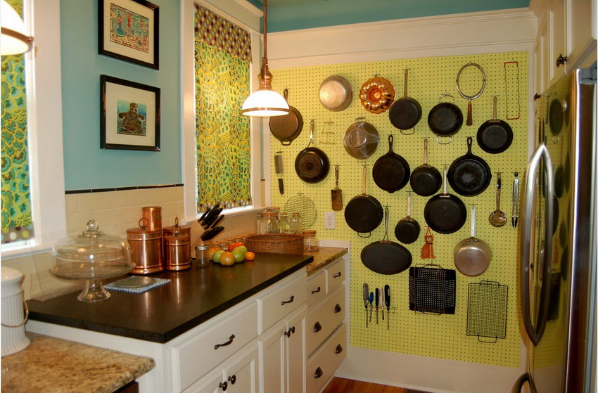 Effective optimization of the storage of kitchen utensils is one of the main rules for saving space in a small kitchen