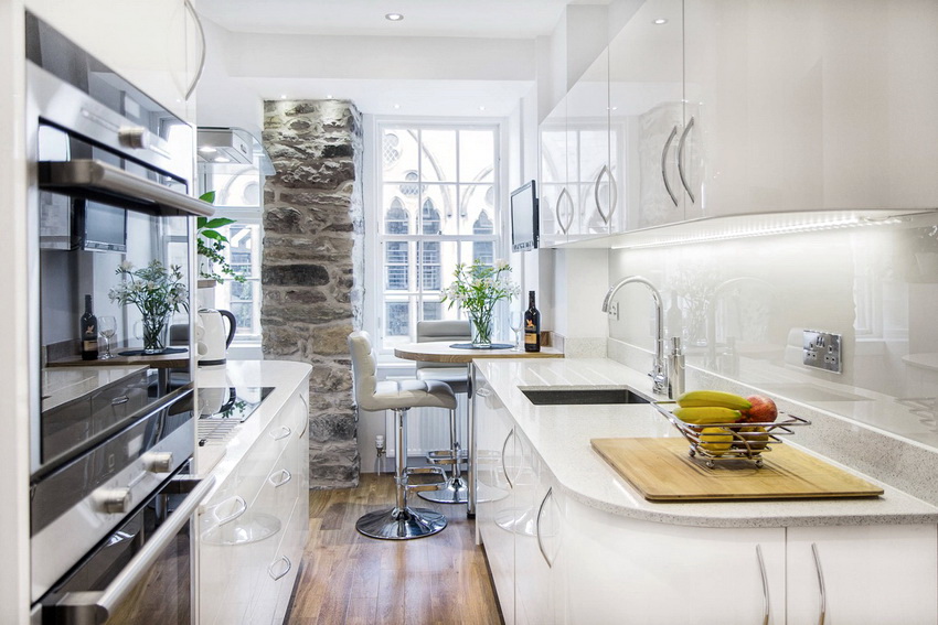 Bijeli kuhinjski set sjajne površine stvorit će osjećaj lakoće u skučenoj kuhinji
