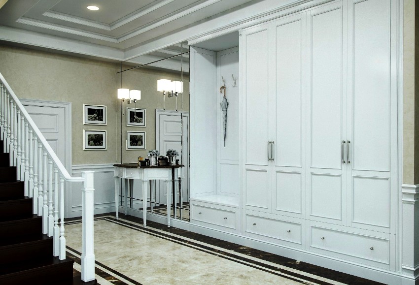 Podlahy v chodbě s klasickým designem jsou obvykle světlé odstíny.
