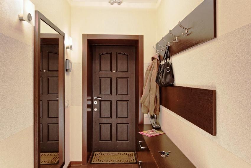 Prilikom ukrašavanja malog hodnika, preporuča se koristiti samo svijetle boje.
