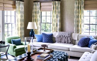 Curtains in the living room: ways of decorating and matching the interior