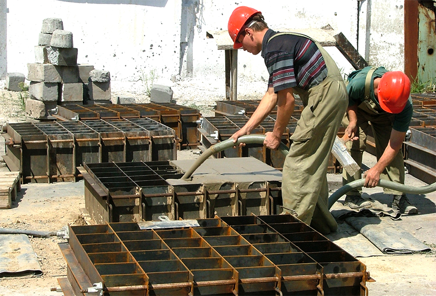 Cellular blocks are made on the basis of foamed concrete, which is poured into a special mold