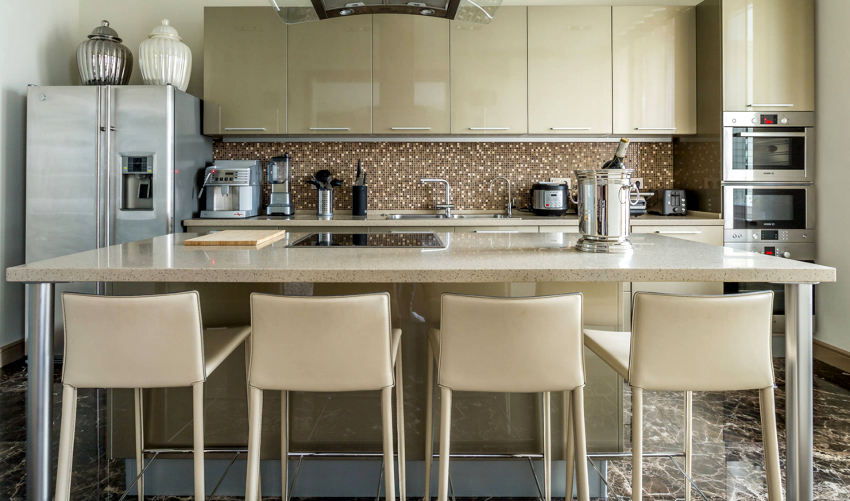 Izbor boja za kuhinjske stolice ovisi o tome koje boje prevladavaju u interijeru.