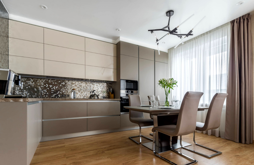 Det høyteknologiske kjøkkenet er et funksjonelt rom med lakoniske møbler og moderne husholdningsapparater