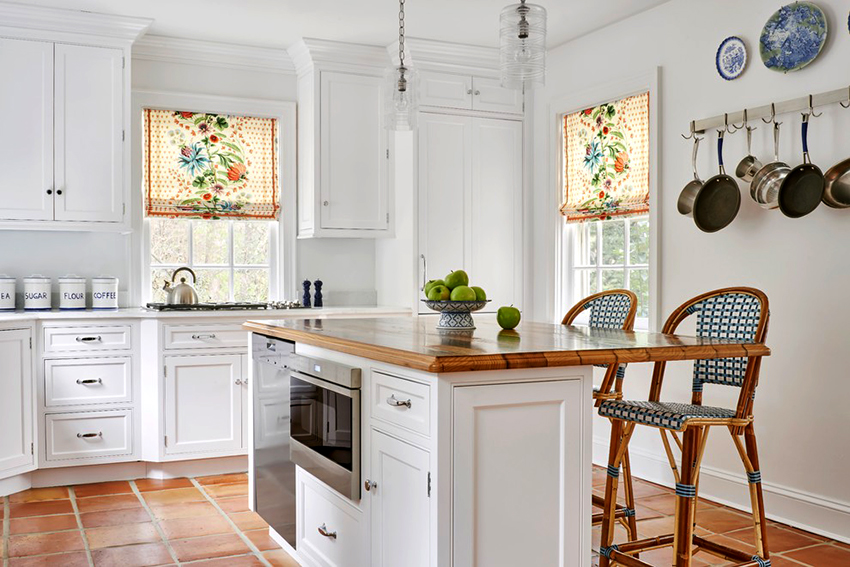 Bijele fronte i drvene ploče su dobro rješenje za kuhinjski interijer