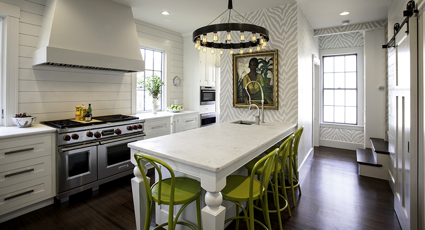 White kitchen with white countertop: ideas for successful design