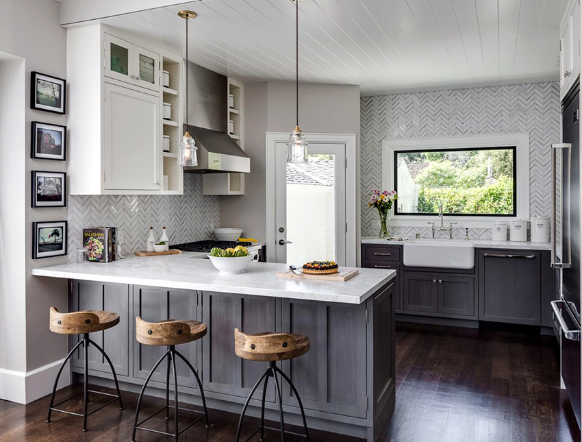 By decorating the kitchen in white and gray tones, you can get a discreet, but at the same time elegant interior