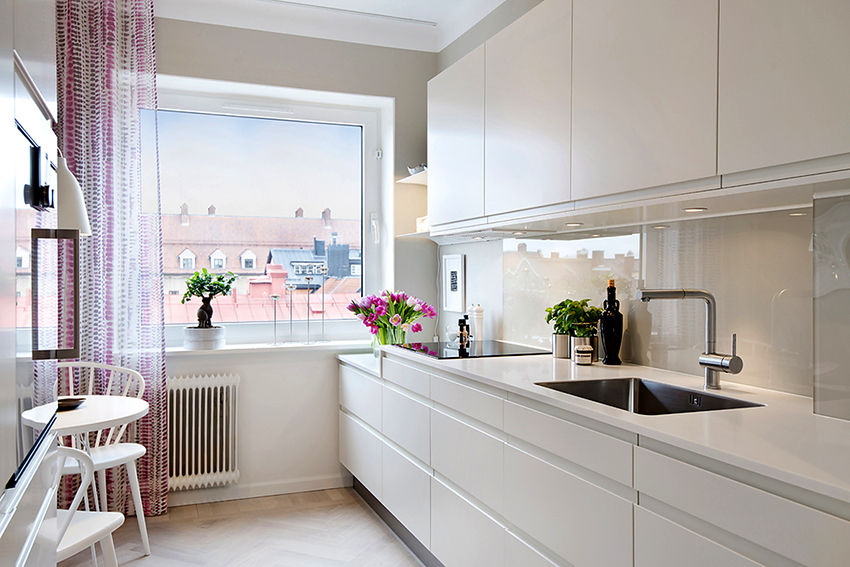 White set, apron and countertop look the most advantageous in modern kitchens