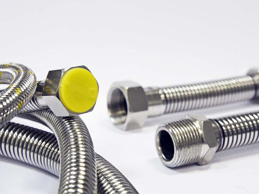 The bellows gas hose is considered the most reliable for connecting the hob to the central gas supply