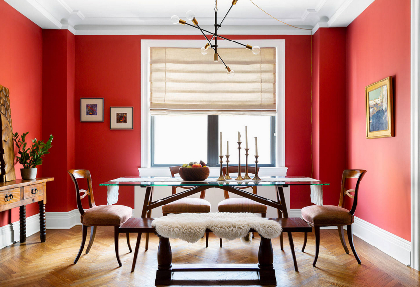 Given the richness of the red walls, ceilings should be as discreet as possible.