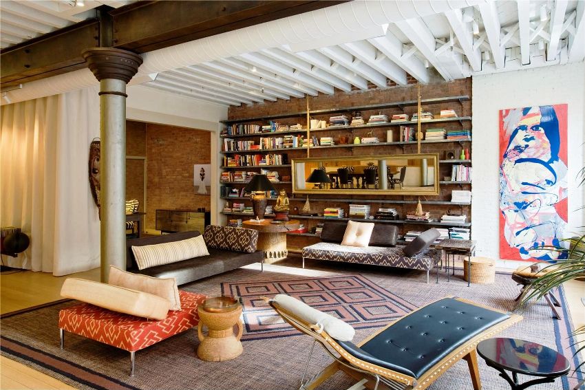 V závislosti na stylistickém směru a zvoleném barevném schématu obývacího pokoje se provádí výběr odstínů pro provedení čalouněného nábytku