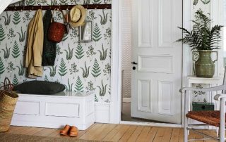 Wallpaper in the corridor: a way to adjust the shape of the room
