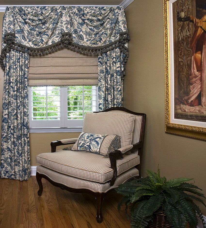 Lambrequins can be made of the same fabric as the curtains, or differ in color and texture