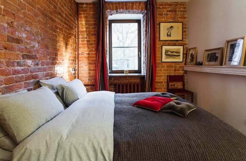 Suprafețele de zidărie brute, netratate, se vor potrivi perfect într-un dormitor în stil mansardă de 12 mp. m