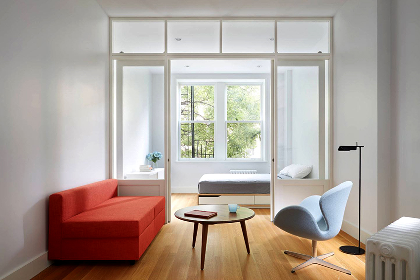 Při výběru nábytku pro malou místnost byste měli upřednostňovat pouze nejnutnější prvky interiéru